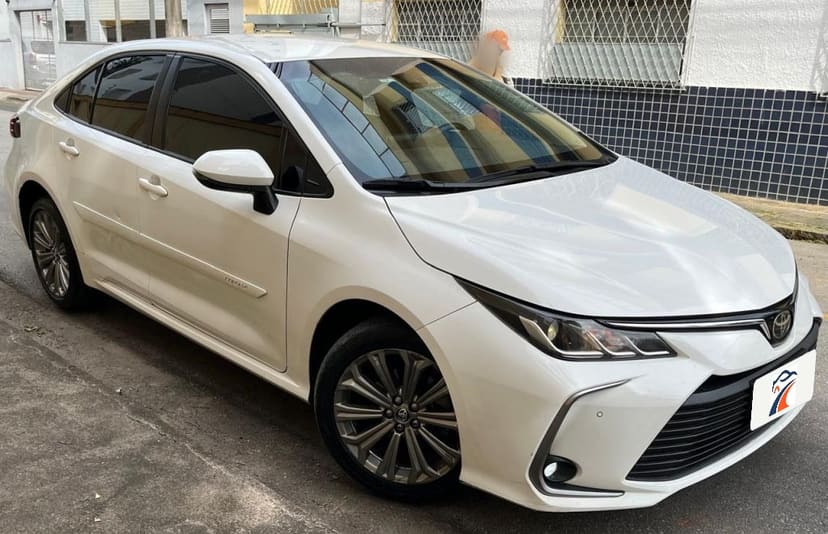 Toyota Corolla 2023/2023, frente em ângulo pelo lado direito