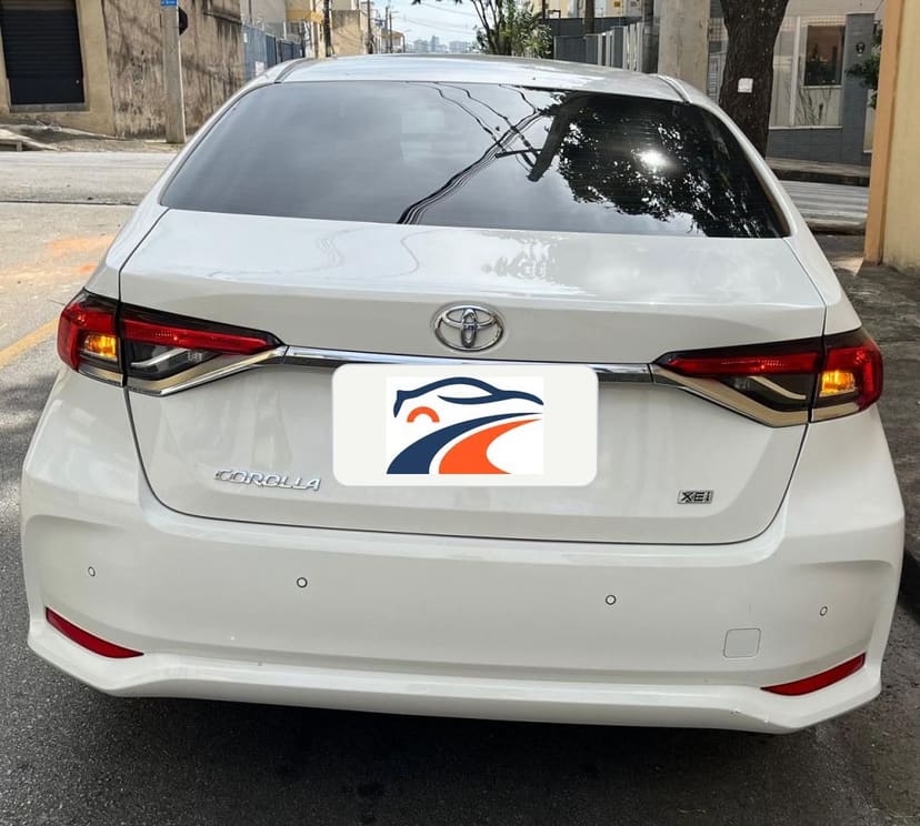 Toyota Corolla 2023/2023, traseira com os emblemas Corolla e XEi