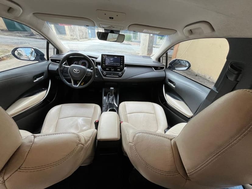 Toyota Corolla 2023/2023, painel e bancos dianteiros em couro bege